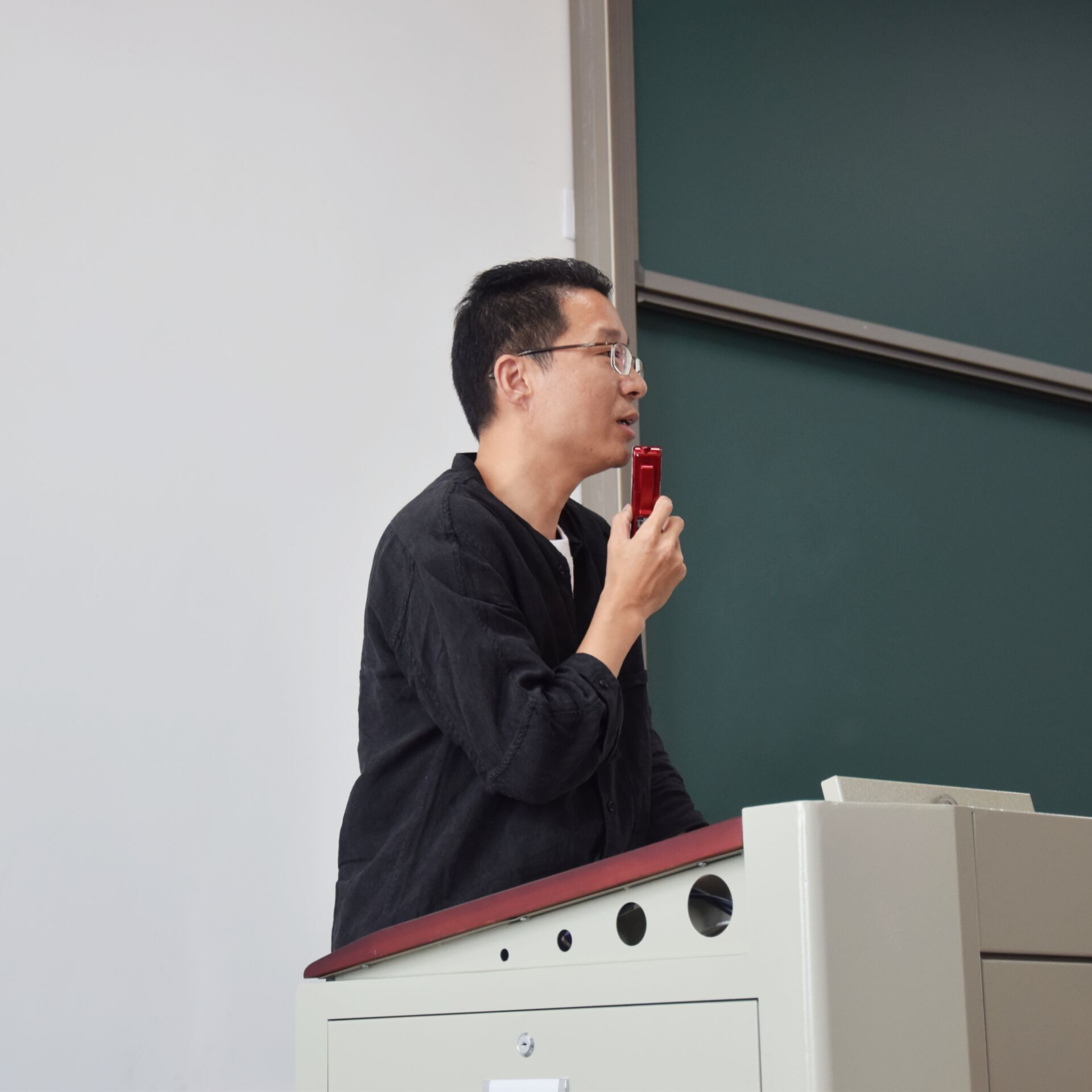 1555474003112063.jpg 王秋宏副院长介绍薪资福利调整情况.jpg